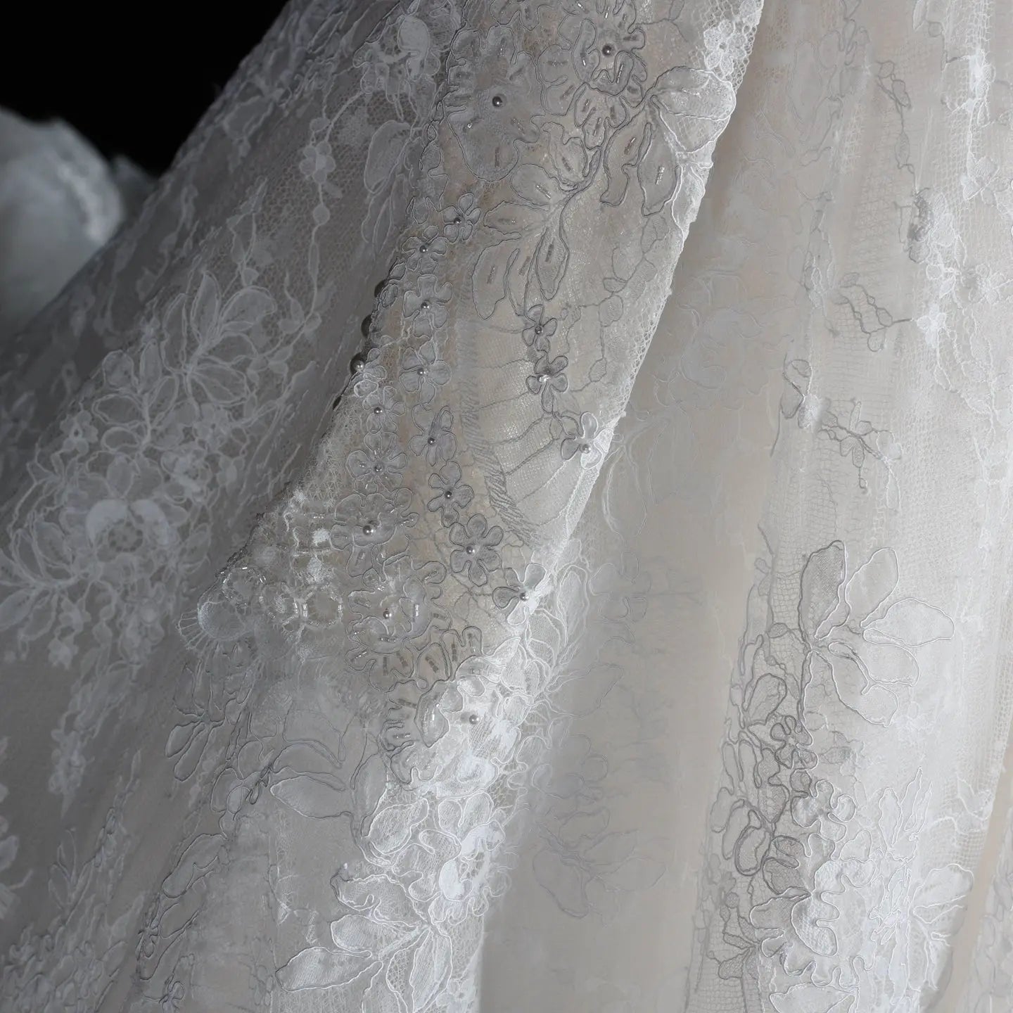 White Floral Lace Ball Gown Wedding Dress with Sweetheart Neckline and Detachable Long Sleeves SW677
