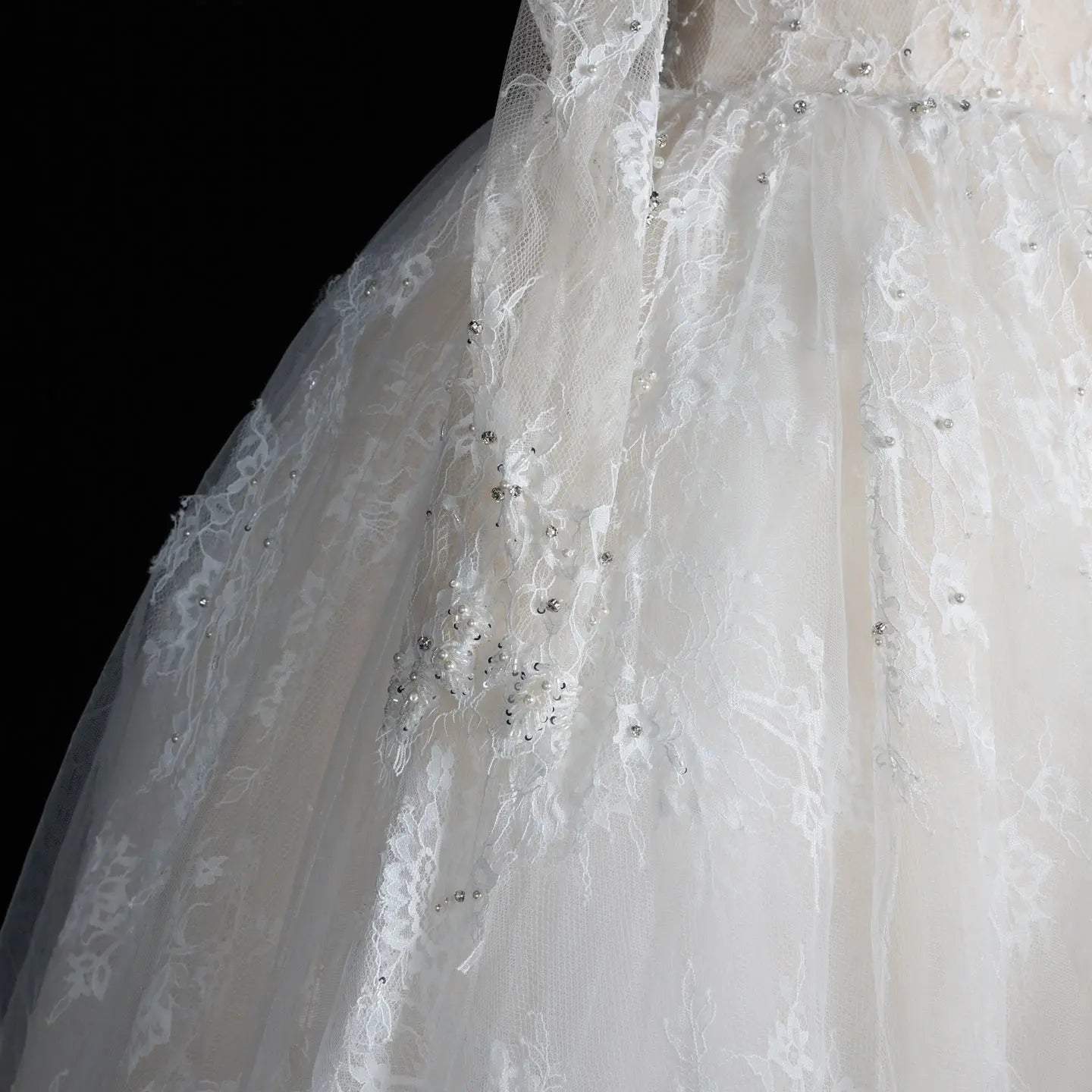 White Lace and Tulle Ball Gown Wedding Dress Off the Shoulder Beaded Bridal Dress SW679