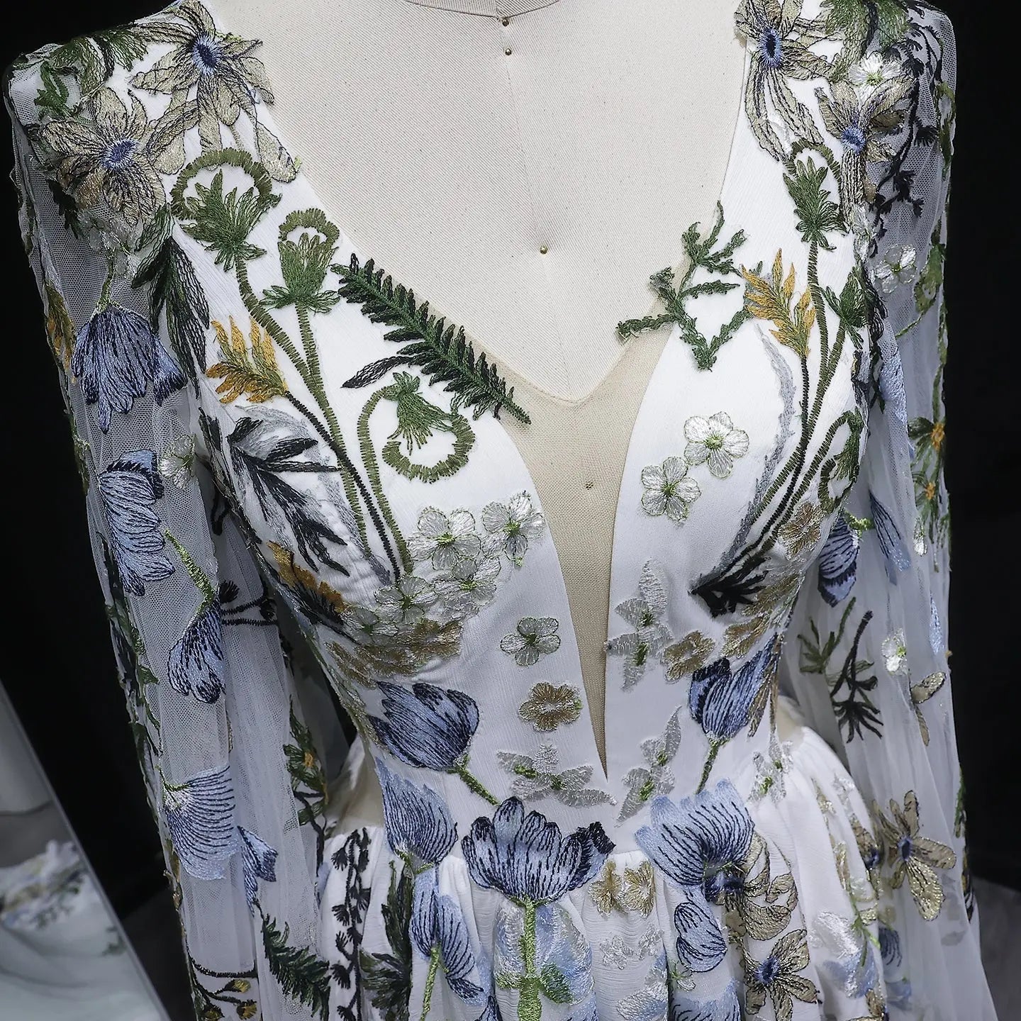 Luxury White Embroidery Long Sleeve Boho Train Wedding Dress SW641