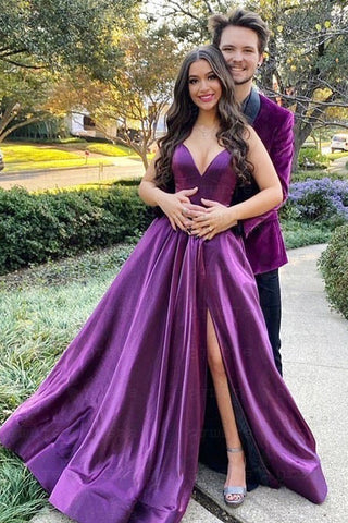 Vestido de fiesta morado real con escote en V, tirantes finos y abertura