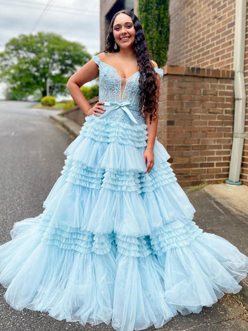 Vestido de fiesta largo rosa claro con volantes y corte princesa en A y hombros descubiertos