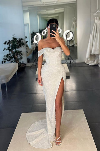 Schulterfreies weißes Ballkleid im Meerjungfrau-Stil mit Pailletten und Schlitz