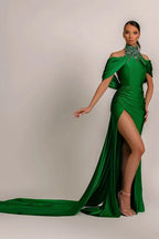 Robe de bal à col licou vert sauge avec plis élégants et détails étincelants en strass