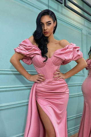 Vestido de fiesta de sirena rosa pétalo de rosa con abertura frontal y hombros descubiertos