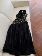 Vestido de noite longo elegante preto com alças ao pescoço, cetim, estampado floral com lantejoulas, corte evasê, vestido de baile Y8568