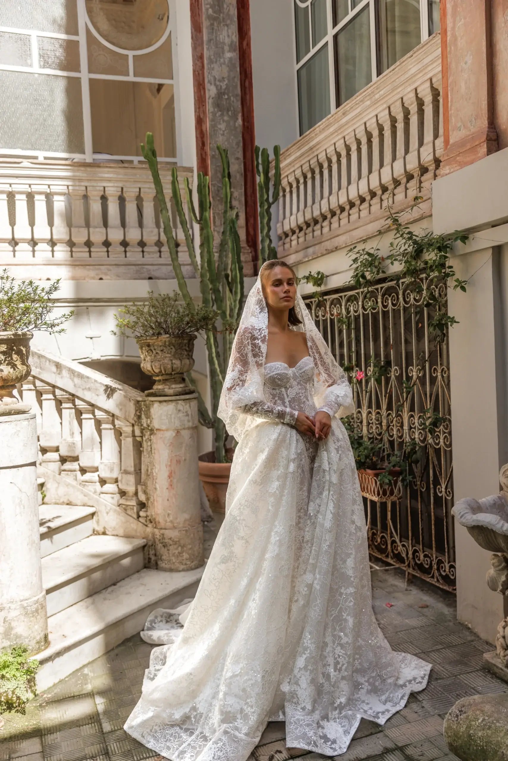 Glamorous Ivory Lace Sweetheart Nec Ball Gown Wedding Dress with Veil SW184