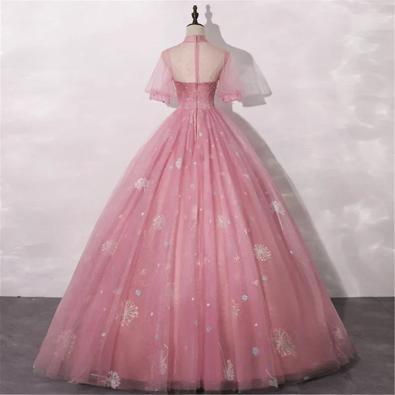 فستان وردي خدري لحفل الكوينسينييرا فستان تنكري فستان زفاف على شكل حرف A بطول الأرض بياقة عالية فستان عروس بأكمام قصيرة Y2937