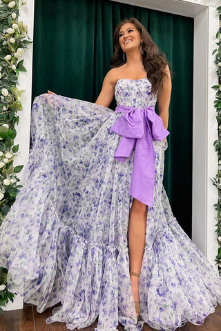 Schickes, trägerloses, langes Chiffon-Ballkleid mit Blumenmuster und Schlitz