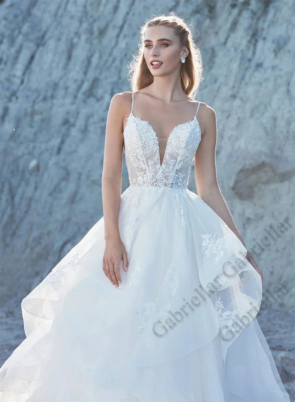 Delicate Ruffled Spaghetti Straps Wedding Dresses V-neck Appliques A-line Wedding Gowns Abito Da Sposa Customer Made by payinti