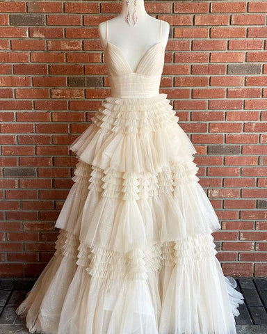 Vestido de fiesta de tul color champán con tirantes y escote en V Y1875