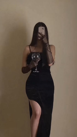 Vestido de fiesta largo de noche con tirantes finos de terciopelo negro y plumas Y7647
