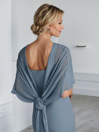 Bodenlanges Etui-Kleid aus Chiffon mit U-Ausschnitt und kaskadierenden Rüschen 