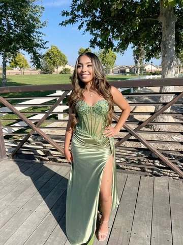 Vestido de noche elegante con tirantes finos, apliques de satén y abertura alta para graduación Y7722