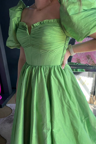 Lynette | Vestido de fiesta fucsia con escote cuadrado y mangas abullonadas