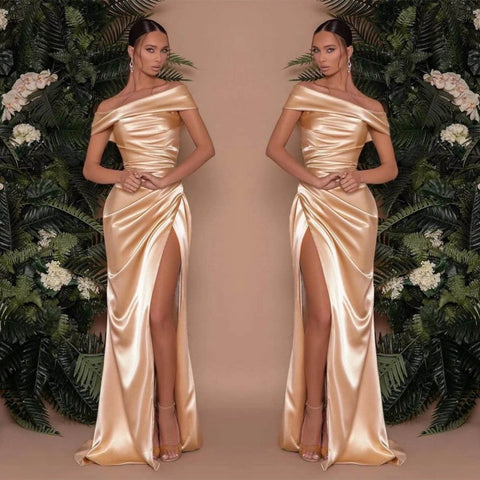 Schulterfreies Charmeuse-Ballkleid mit Schlitz und Rüschen