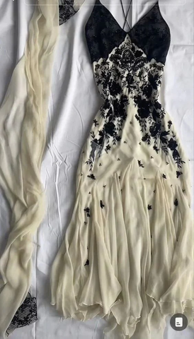 Vestido de fiesta largo de noche con tirantes finos color champán, de gasa y encaje negro, Y7480
