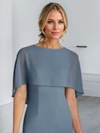 Bodenlanges Etui-Kleid aus Chiffon mit U-Ausschnitt und kaskadierenden Rüschen 