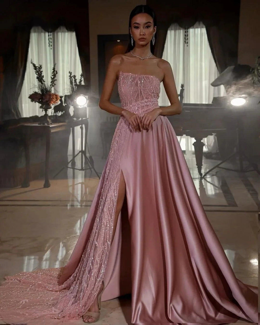 فستان سهرة رسمي طويل على شكل حرف A مزين بالترتر بدون أكتاف وبدون أكمام مع فتحة جانبية