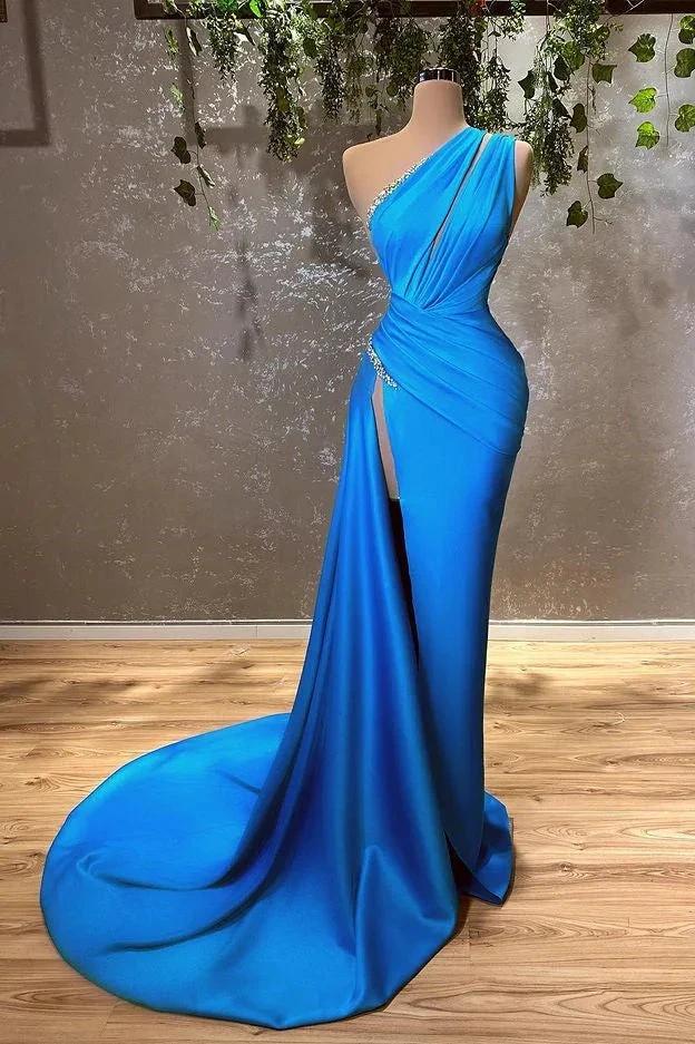 Vestido longo de cetim para baile de finalistas com ombro único e racha estilo sereia