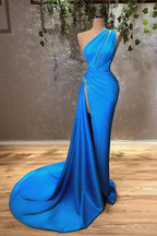 Vestido longo de cetim para baile de finalistas com ombro único e racha estilo sereia