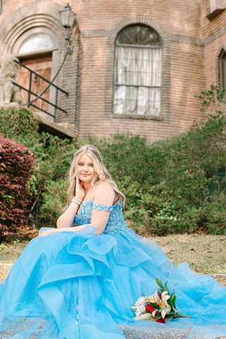 Blaues, schulterfreies, gerüschtes, gestuftes Tüll-Ballkleid mit Applikationen