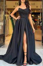 Vestido de cerimónia elegante preto, longo, em linha A, sem mangas e sem alças, com racha