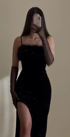 Vestido de fiesta largo de noche con tirantes finos de terciopelo negro y plumas Y7647