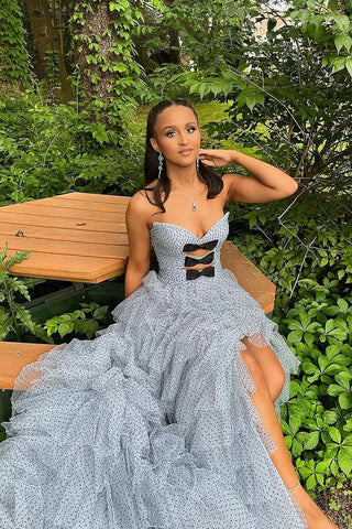 Trägerloses Ballkleid mit Rüschen und Punkten und Schlüssellöchern