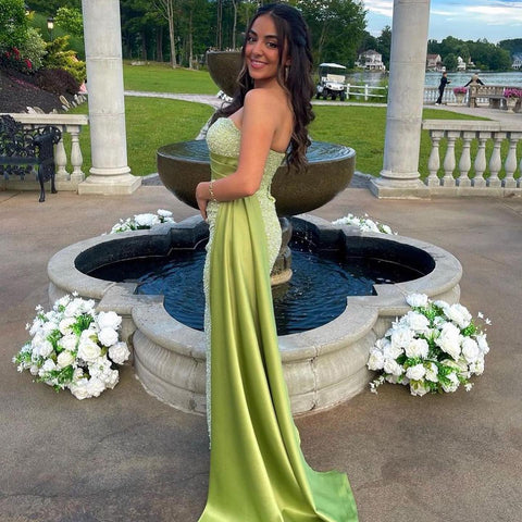 Erstaunliche säulenförmige One-Shoulder-Abendkleider aus ärmellosem Satin mit Schlitz vorne