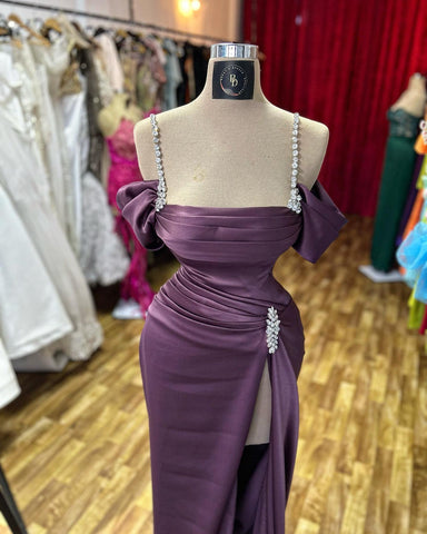 Erstaunliches säulenförmiges Ballkleid mit Spaghettiträgern, ärmellos, Strasssteinen und Schlitz vorne aus Satin