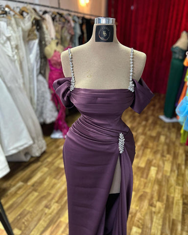 Erstaunliches säulenförmiges Ballkleid mit Spaghettiträgern, ärmellos, Strasssteinen und Schlitz vorne aus Satin