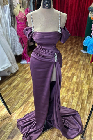 Erstaunliches säulenförmiges Ballkleid mit Spaghettiträgern, ärmellos, Strasssteinen und Schlitz vorne aus Satin