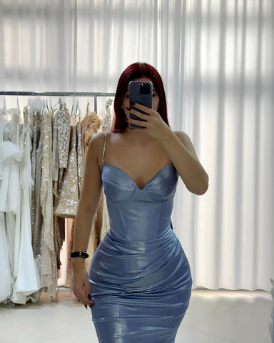 Erstaunliches säulenförmiges, herzförmiges, ärmelloses, blaues Satin-Ballkleid mit Rüschen