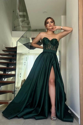Erstaunliches langes dunkelgrünes trägerloses A-Linien-Ballkleid aus Spitze mit Schlitz
