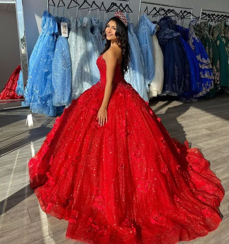 Wunderschönes rotes Ballkleid mit Pailletten und Applikationen. Trägerloses A-Linien-Ballkleid Y8213