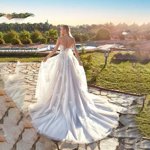 Strand Elfenbein Brautkleider für Frauen 2023 Sommer Sweetheart A-Linie Bodenlang Illusion Brautkleid Schleife Rücken Spitze Applikation 