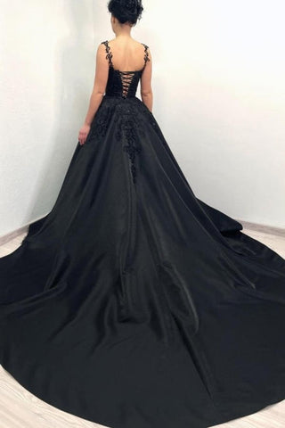 Vestido de noche negro con vuelo y tirantes