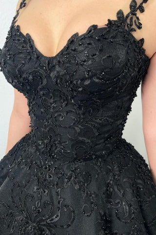 Vestido de noche negro con vuelo y tirantes
