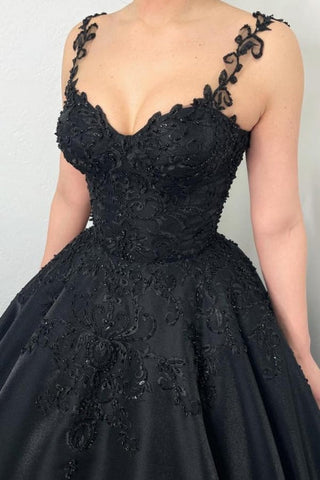 Vestido de noche negro con vuelo y tirantes