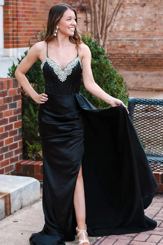 Schwarzes, perlenbesetztes, langes Ballkleid mit V-Ausschnitt und angenähter Schleppe PSK482