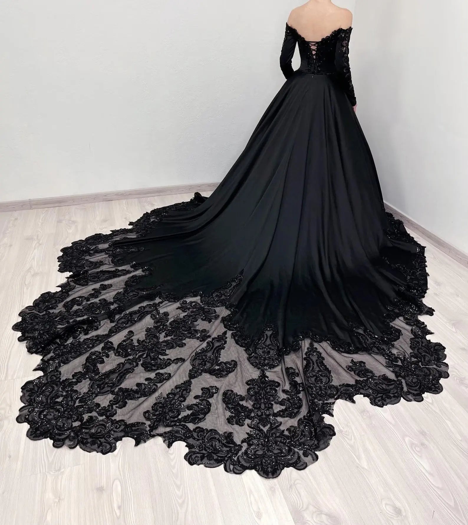 Black Luxury Gothic Wedding Dress Heavy Beading Lace Ball Gown SW558