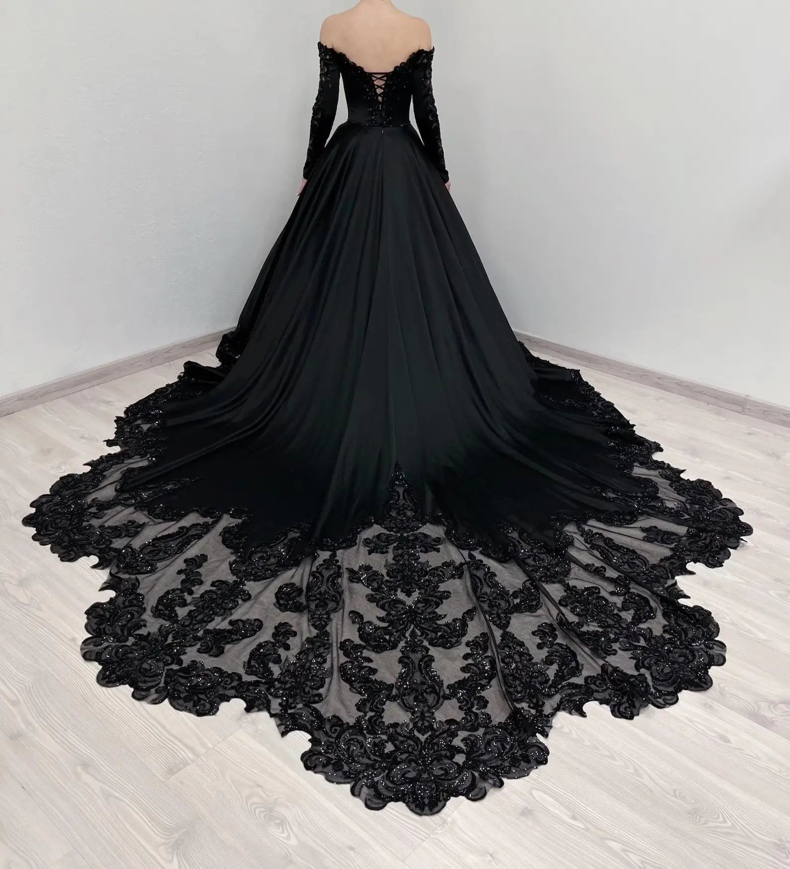 Black Luxury Gothic Wedding Dress Heavy Beading Lace Ball Gown SW558
