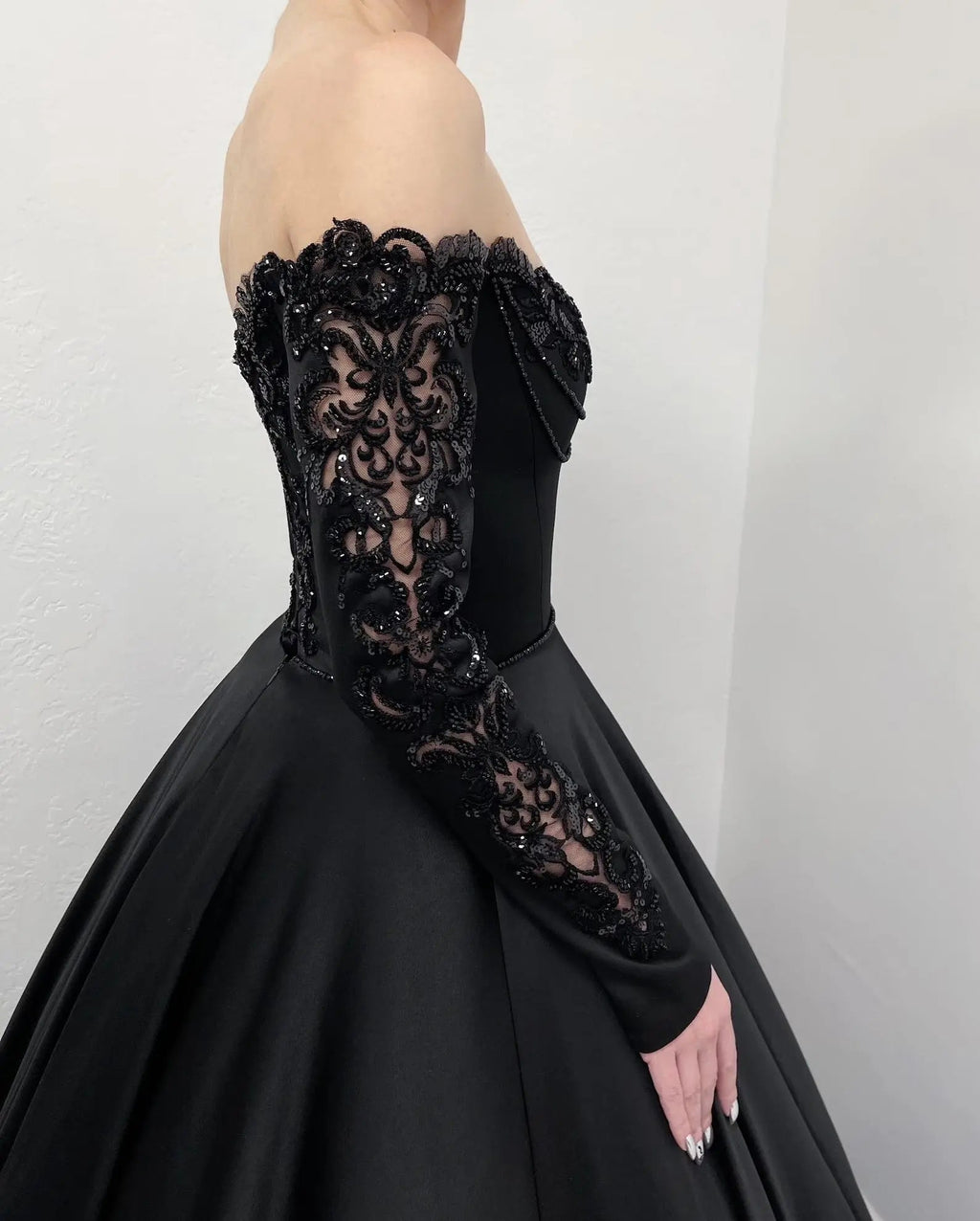 Black Luxury Gothic Wedding Dress Heavy Beading Lace Ball Gown SW558
