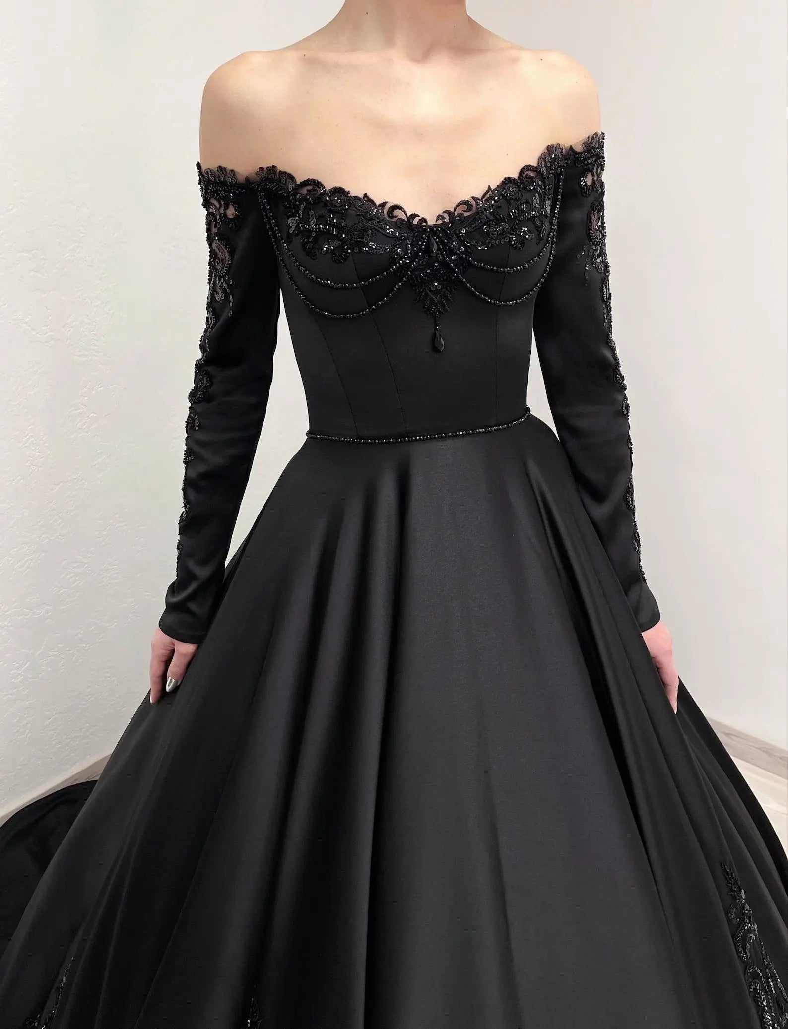 Black Luxury Gothic Wedding Dress Heavy Beading Lace Ball Gown SW558