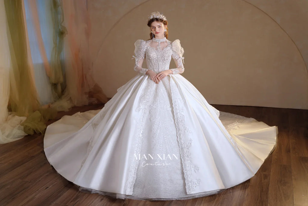 Hermoso vestido de novia largo de satén con cuello alto y mangas largas transparentes, bordado de cristales y cola N002