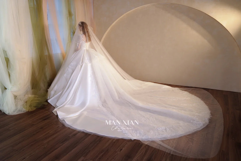 Hermoso vestido de novia largo de satén con cuello alto y mangas largas transparentes, bordado de cristales y cola N002