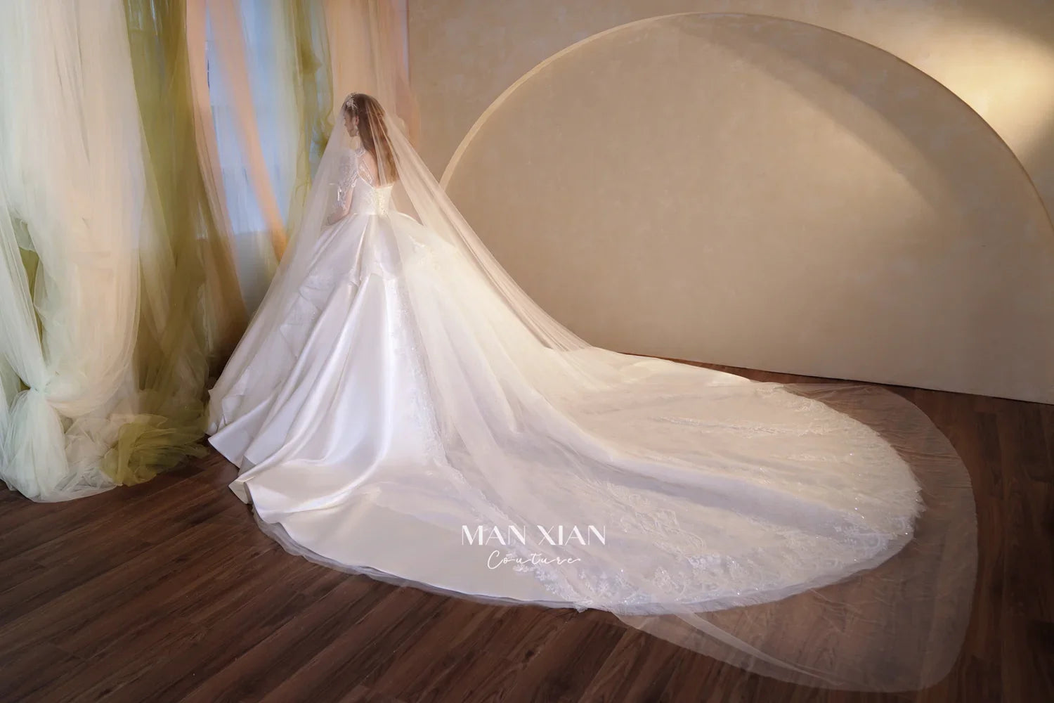 Hermoso vestido de novia largo de satén con cuello alto y mangas largas transparentes, bordado de cristales y cola N002