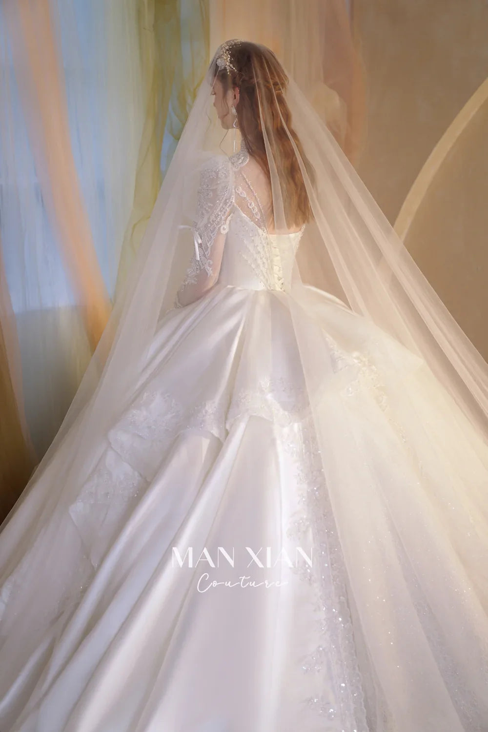 Hermoso vestido de novia largo de satén con cuello alto y mangas largas transparentes, bordado de cristales y cola N002