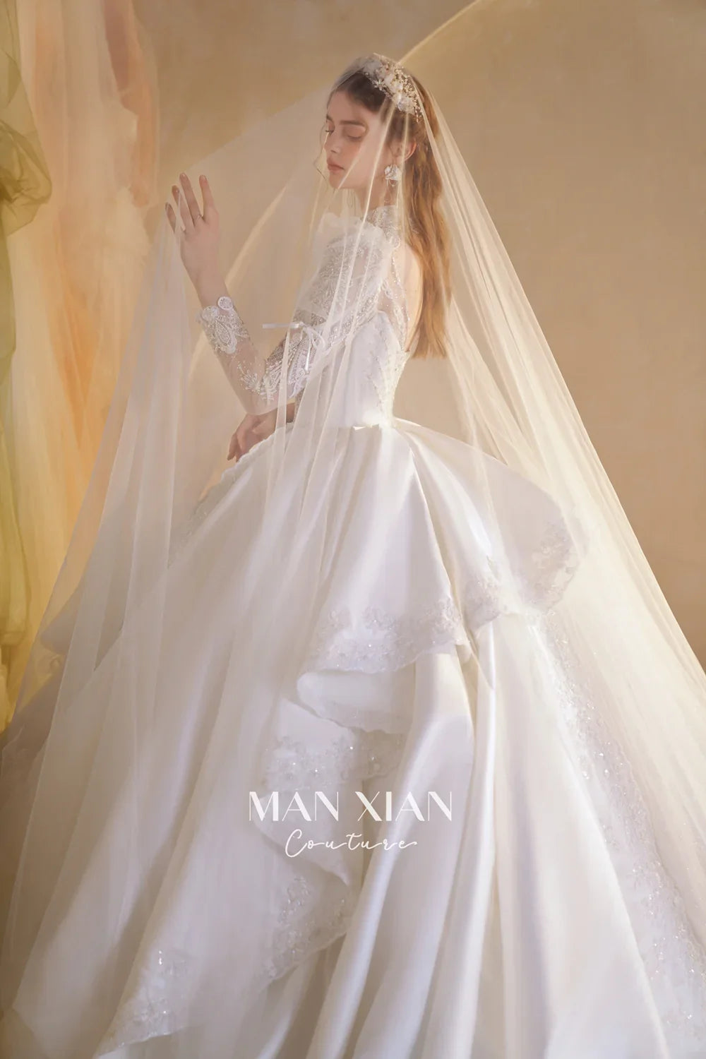 Hermoso vestido de novia largo de satén con cuello alto y mangas largas transparentes, bordado de cristales y cola N002