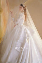 Hermoso vestido de novia largo de satén con cuello alto y mangas largas transparentes, bordado de cristales y cola N002